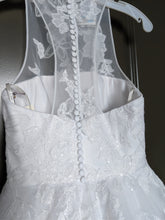 Load image into Gallery viewer, Vera Wang White &#39;Illusion Floral&#39; size 4 new wedding dress back view on hanger
