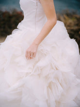 Load image into Gallery viewer, Vera Wang &#39;Hayley&#39; wedding dress size-02 PREOWNED
