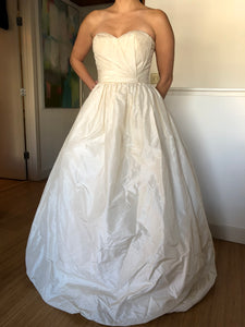 Oscar De La Renta 'Custom' size 6 sample wedding dress front view on bride