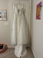 Load image into Gallery viewer, Justin Alexander &#39;VERA 99199LND&#39; wedding dress size-10 SAMPLE
