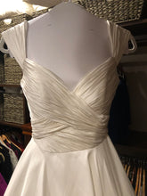 Load image into Gallery viewer, Anne Barge &#39;Berkeley&#39; size 6 used wedding dress front view close up
