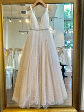 Load image into Gallery viewer, Netta Benshabu &#39;Jess/Tess&#39; wedding dress size-08 SAMPLE
