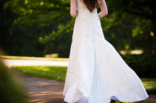 Load image into Gallery viewer, Birnbaum and Bullock &#39;Gretchen&#39; size 6 used wedding dress back view on bride
