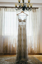 Load image into Gallery viewer, Vintage Italian &#39;Silhouette&#39; wedding dress size-06 PREOWNED
