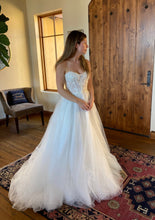 Load image into Gallery viewer, Made With Love &#39;Max&#39; wedding dress size-04 NEW
