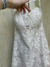 Load image into Gallery viewer, Essence Of Australia &#39;Moscato 6257&#39; size 6 used wedding dress front view close up
