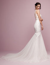 Load image into Gallery viewer, Daalarna &#39;FLW 905&#39; size 6 sample wedding dress side view on model
