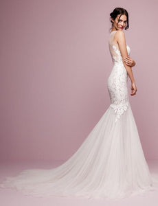 Daalarna 'FLW 905' size 6 sample wedding dress side view on model