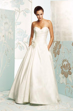 Load image into Gallery viewer, Paloma Blanca &#39;4165&#39; size 10 used wedding dress front view on model
