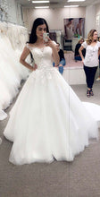 Load image into Gallery viewer, Delux Bridal  &#39;Ball down &#39; wedding dress size-04 PREOWNED
