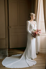 Load image into Gallery viewer, Pronovias &#39;ANTELOPE&#39; wedding dress size-06 PREOWNED
