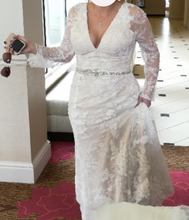 Load image into Gallery viewer, Vera Wang White &#39;Fit and Flare&#39; wedding dress size-12 PREOWNED
