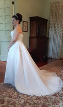 Load image into Gallery viewer, David&#39;s Bridal &#39;WG3861&#39; wedding dress size-14 PREOWNED
