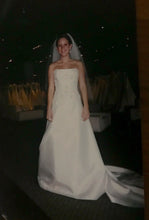 Load image into Gallery viewer, Rivini &#39;Lima&#39; size 4 new wedding dress front view on bride
