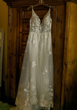 Load image into Gallery viewer, Monbijou &#39;Zoe Gown&#39; wedding dress size-04 PREOWNED
