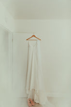 Load image into Gallery viewer, Sarah Seven &#39;Mandi&#39; wedding dress size-04 PREOWNED
