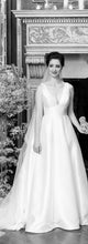 Load image into Gallery viewer, sassi holford &#39;Verity&#39; wedding dress size-04 PREOWNED

