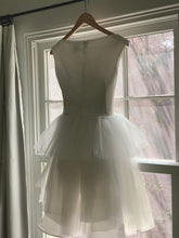 Load image into Gallery viewer, TOBI HANNAH &#39;AMAZE&#39; wedding dress size-00 PREOWNED
