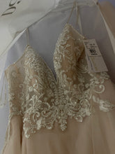 Load image into Gallery viewer, David&#39;s Bridal &#39;Sheer beaded organza &#39; wedding dress size-12 NEW
