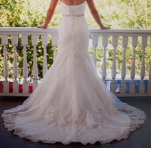 Load image into Gallery viewer, David&#39;s Bridal &#39;Unknown&#39; wedding dress size-02 PREOWNED
