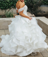 Load image into Gallery viewer, Madeline Gardner &#39;MCMG5110&#39; size 6 used wedding dress side view on bride
