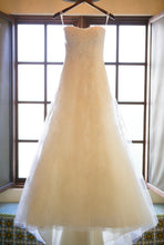 Load image into Gallery viewer, Vera Wang &#39;Luxe&#39; wedding dress size-06 PREOWNED
