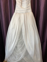 Load image into Gallery viewer, Vera Wang White &#39;VW351178&#39; wedding dress size-06 NEW
