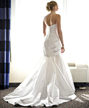 Load image into Gallery viewer, Lea Ann Belter &#39;Laura Dalton&#39; wedding dress size-06 PREOWNED
