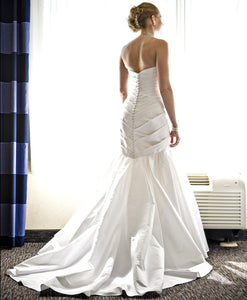 Lea Ann Belter 'Laura Dalton' wedding dress size-06 PREOWNED