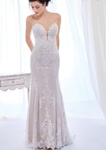 Load image into Gallery viewer, Kenneth Winston &#39;Private Label&#39; size 8 used wedding dress front view on model
