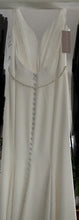 Load image into Gallery viewer, Mikaella &#39;Style 2107&#39; wedding dress size-08 NEW
