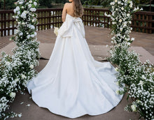 Load image into Gallery viewer, Monique Lhuillier &#39;Bliss BL20119&#39; wedding dress size-06 PREOWNED
