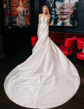 Load image into Gallery viewer, Pronovias &#39;Estrella&#39; wedding dress size-02 PREOWNED
