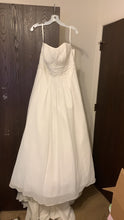 Load image into Gallery viewer, David&#39;s Bridal &#39;Na&#39; wedding dress size-16W NEW
