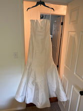 Load image into Gallery viewer, Lea Ann Belter &#39;Carrie/ 20442&#39; wedding dress size-10 PREOWNED
