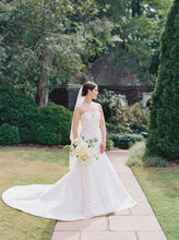 Load image into Gallery viewer, Pronovias &#39;unknown&#39; wedding dress size-00 PREOWNED
