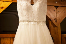 Load image into Gallery viewer, Mori Lee &#39;5368&#39; size 8 used wedding dress front view close up 
