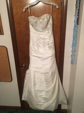 Load image into Gallery viewer, David’s Bridal &#39;T9397&#39; size 2 used wedding dress back view on hanger
