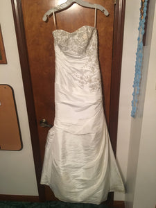 David’s Bridal 'T9397' size 2 used wedding dress back view on hanger