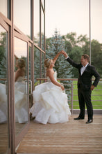 Load image into Gallery viewer, Vera Wang &#39;Katherine&#39; size 8 used wedding dress side view on bride
