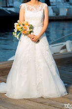 Load image into Gallery viewer, Aire Barcelona &#39;Candi&#39; size 4 used wedding dress front view on bride
