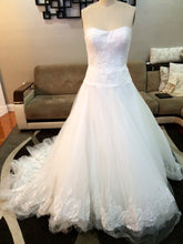 Load image into Gallery viewer, Custom &#39;New York by Isaac Mizarahi&#39; size 4 used wedding dress front view on mannequin
