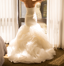 Load image into Gallery viewer, Pronovias &#39;Orce&#39; size 0 used wedding dress back view on bride
