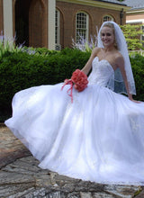 Load image into Gallery viewer, Demetrios &#39;984&#39; size 2 used wedding dress front view on bride
