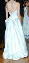 Load image into Gallery viewer, Pronovias &#39;Hechizo&#39; size 0 used wedding dress back view on bride

