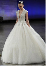 Load image into Gallery viewer, Ines Di Santo &#39;Fontanne&#39; size 6 used wedding dress front view on model
