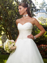 Load image into Gallery viewer, Casablanca &#39;Strapless&#39; size 6 new wedding dress front view close up on model
