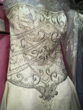 Load image into Gallery viewer, Eve of Milady &#39;4160&#39; size 2 new wedding dress front view close up
