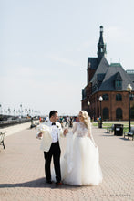 Load image into Gallery viewer, Rosa Clara &#39;Niher&#39; size 4 used wedding dress front view on bride
