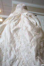 Load image into Gallery viewer, Kenneth Winston &#39;1458&#39; size 12 used wedding dress view of train
